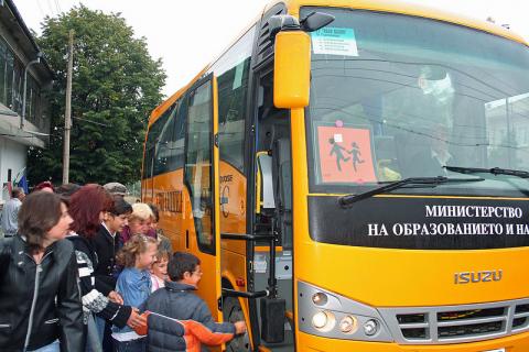  Само шофьори с най-малко 2-годишен опит и над 25-годишни ще могат да возят деца, гласят промени в Закона за автомобилните превози, в сила от утре