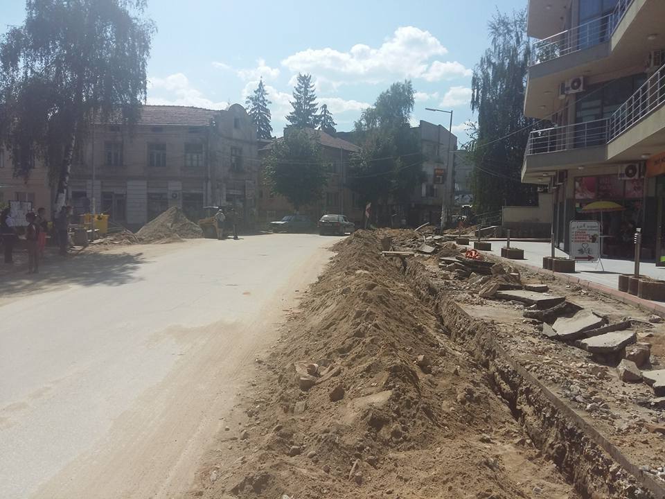  Във връзка с изпълнение на проект „Зелена и достъпна градска среда в гр. Велинград“, ще се предприеме временна организация на движението от 08.09.2015г. до 05.11.2015г.