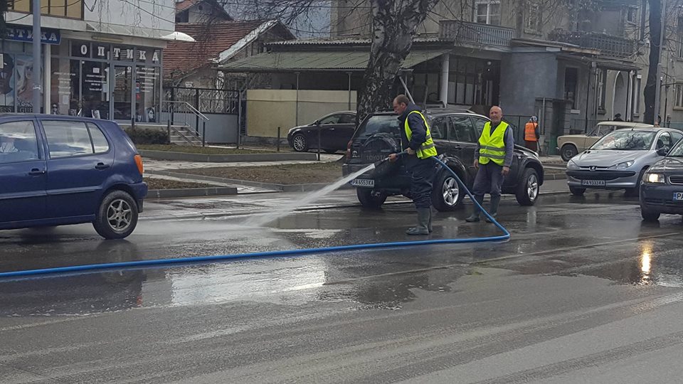 Похвално: Продължава пролетното почистване и миене на улици във Велинград и днес