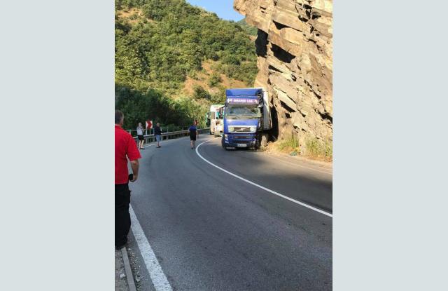  Камион се вряза тази нощ в скалите на Велинградското дефиле