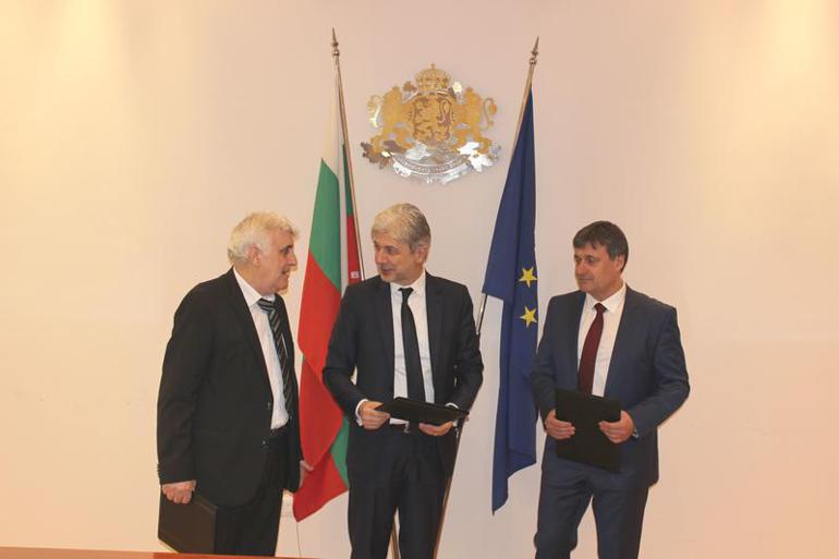  Министър Нено Димов подписа договор за инсталация за отпадъци в Ракитово и Велинград