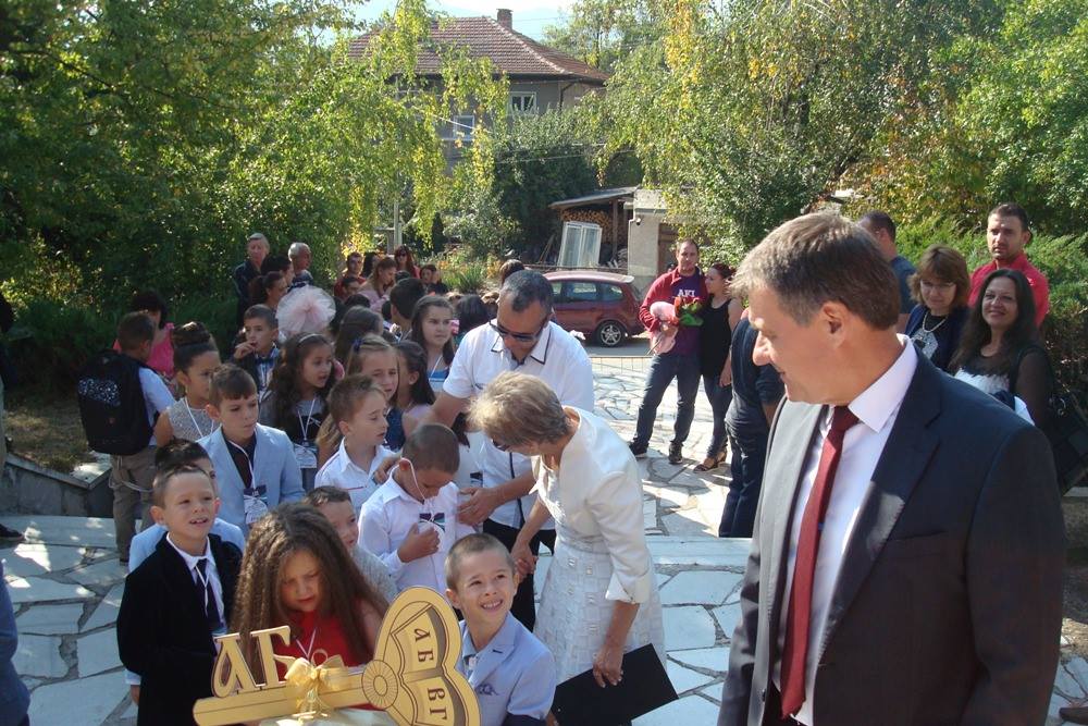  Кметът д-р Костадин Коев пожела здраве и много успехи през новата учебна година