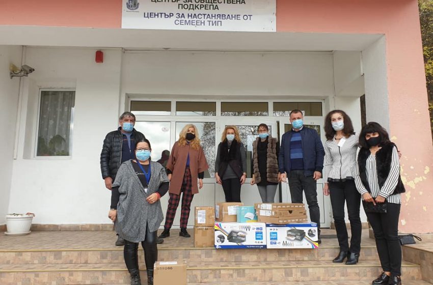  Кметът на Велинград връчи преносими компютри на учениците в ЦНСТДМБУ