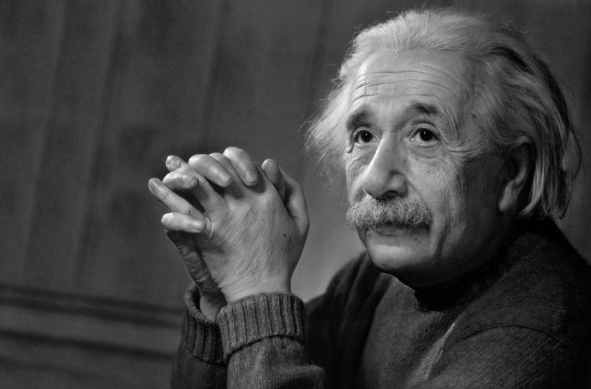  На 2 декември 1915 г. – Алберт Айнщайн публикува „Общата теория на относителността“