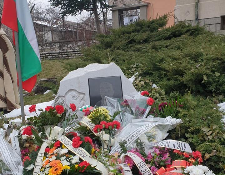  С панахида и цветя Велинград се поклони пред паметта на Васил Левски