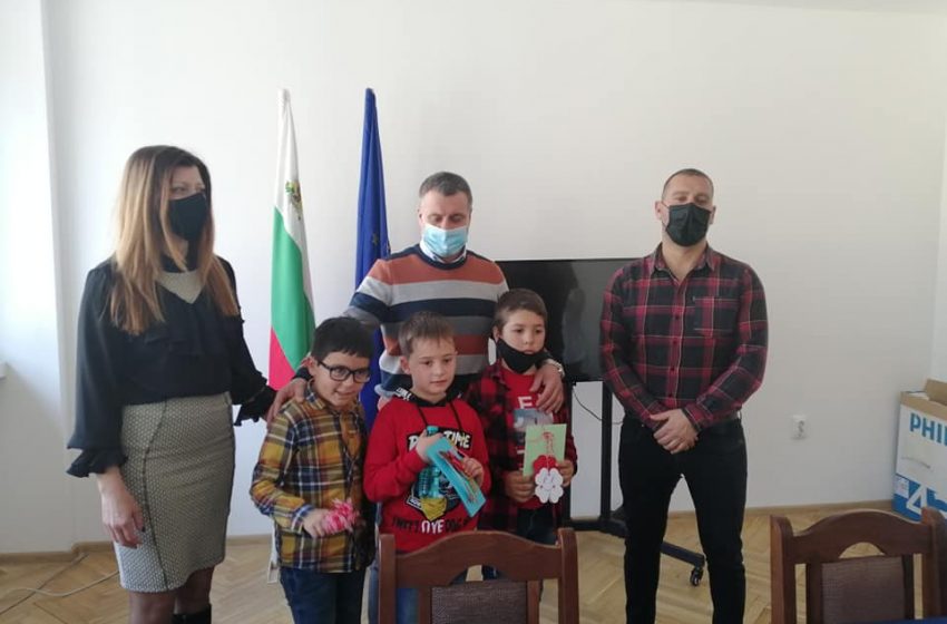  Седемгодишни зарадваха общинското ръководство във Велинград с ръчно изработени мартеници от ЦПЛР-ОДК