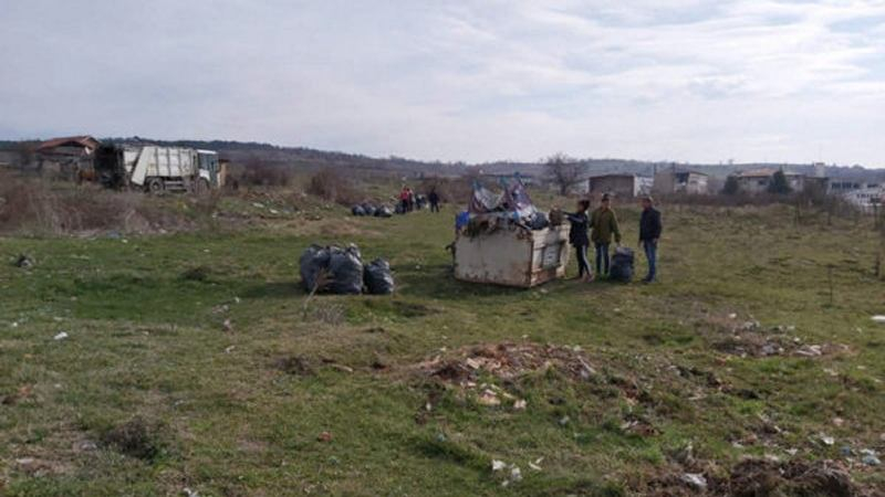  Община Стрелча – 15 общински служители почистиха 55 декара замърсени площи