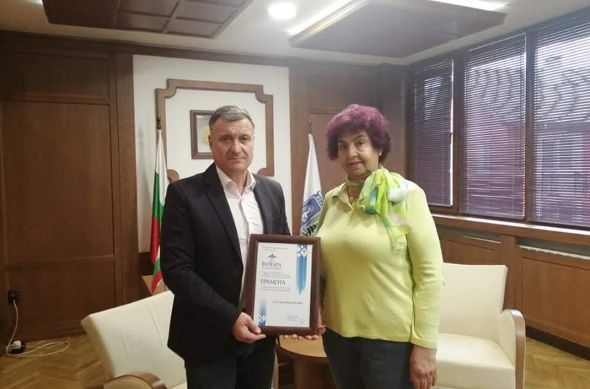  Кметът на Велинград връчи грамота на д-р Беличенова за принос в балнеолечението