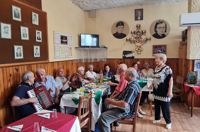  Пенсионерите от клуб – кв. Каменица, Велинград отпразнуваха рождените си дни