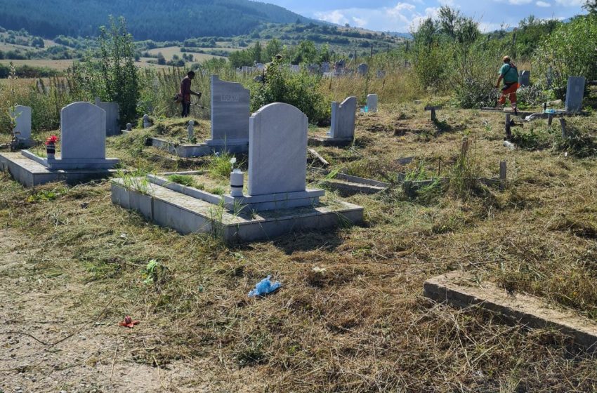  Почиства се тревата в Гробищният парк – гр. Ракитово