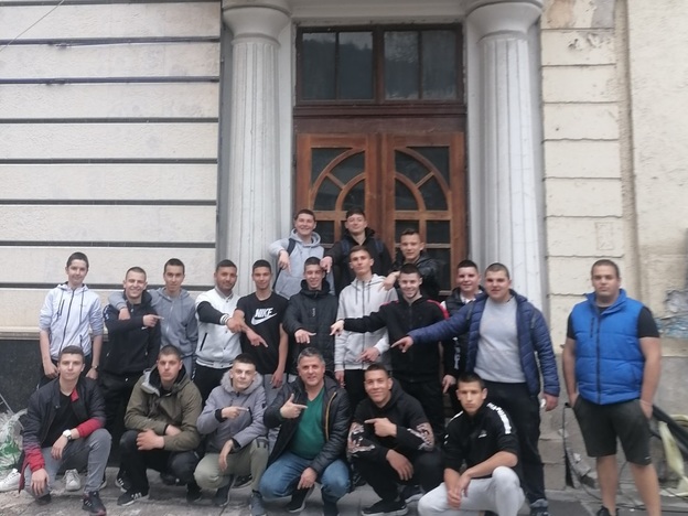  Ученици се включиха във възстановяване на старо читалище във Велинград