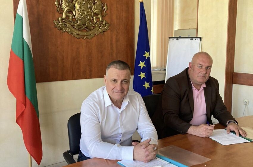  Кметът на общ. Велинград и гл. счетоводител подписаха споразумения с МРРБ – касаещи кв. Каменица